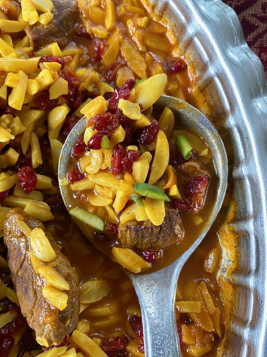 Rezeptbild: Khoresht-e Khalal-e Badoom – Rindfleisch-Ragout mit Safran und Mandeln خورشت خلال بادام