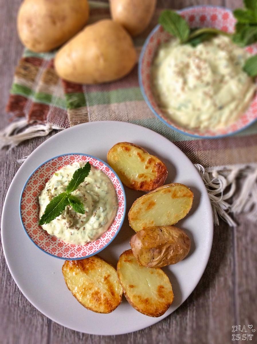 Rezeptbild: Ofenkartoffel mit Curry-Minzquark und Sesam