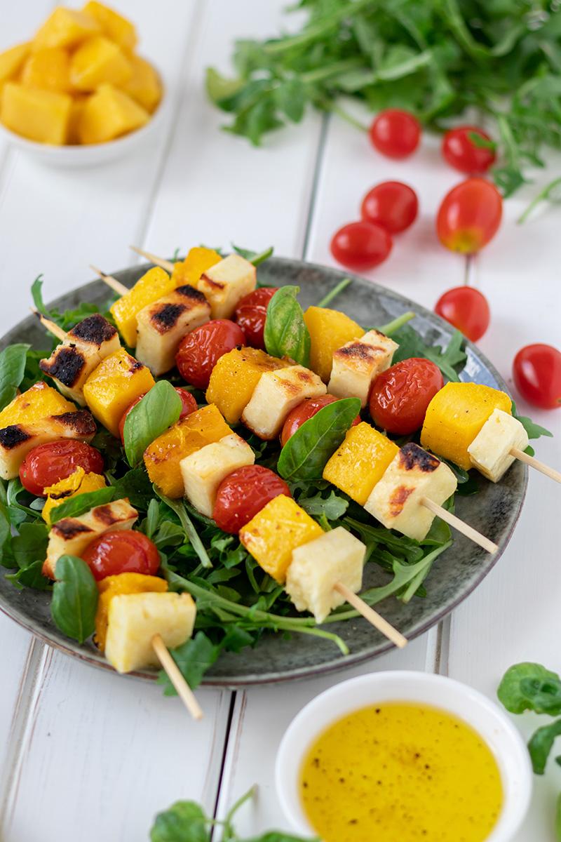 Rezeptbild: Mango-Käse-Spieße zum Grillen mit Salat