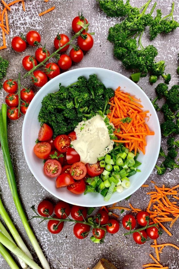 Rezeptbild: Gesunder Brokkolisalat mit Joghurt-Knoblauchsoße