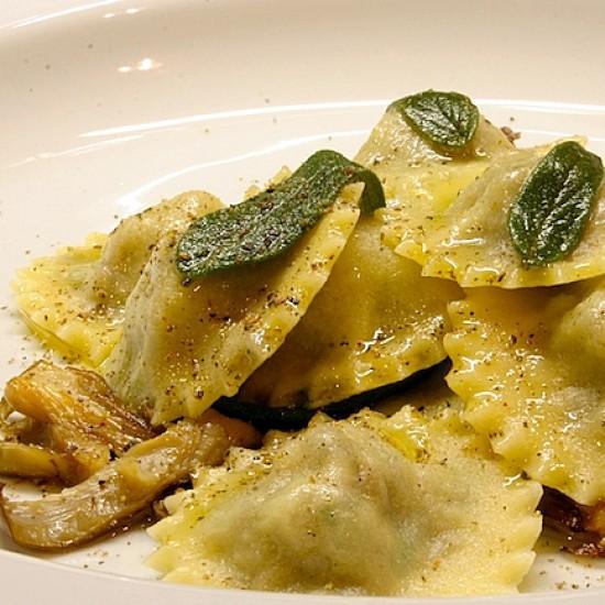 Rezeptbild: Ravioli mit Salbei-Brot-Füllung