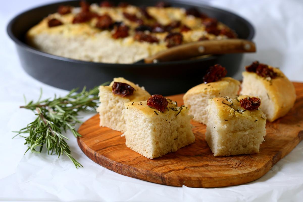 Rezeptbild: Focaccia al rosmarino con pomodorini secchi