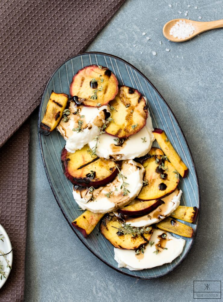 Rezeptbild: Gegrillte Pfirsiche mit Mozzarella und Honig-Thymian Dressing