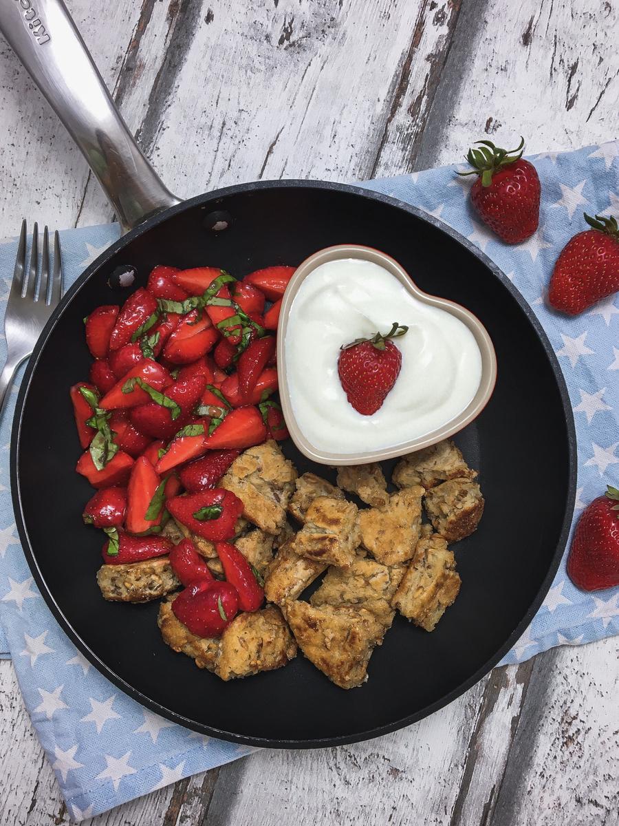 Rezeptbild: Haferschmarrn mit marinierten Erdbeeren