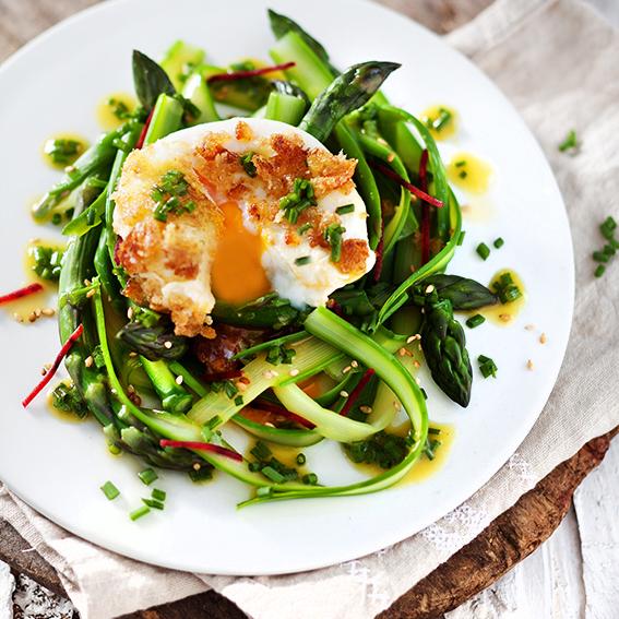 Rezeptbild: Grüner Spargelsalat, pochiertes Ei & geröstete Sesam-Toastbrösel