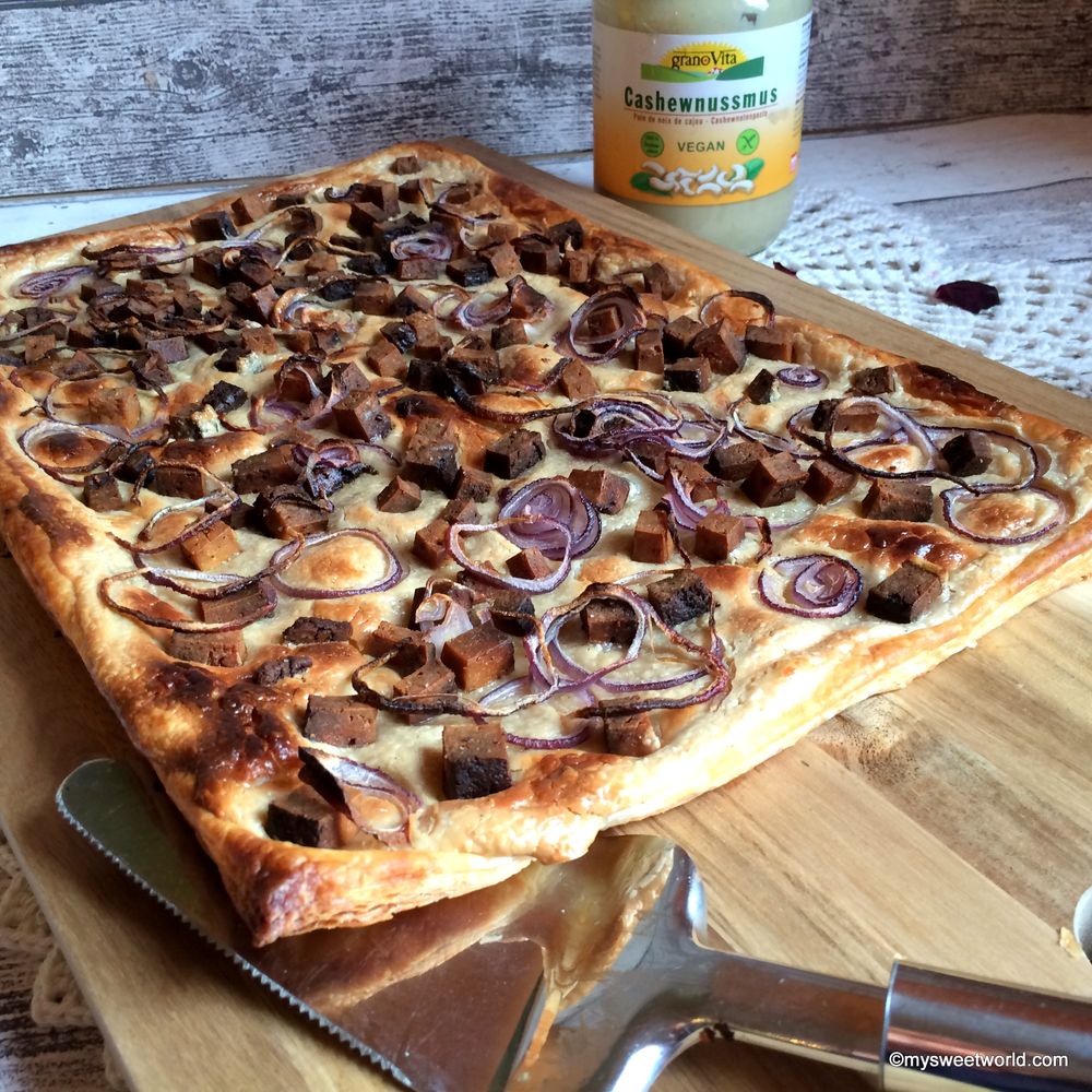 Rezeptbild: Schneller Flammkuchen mit Cashewcreme, Tofu und roten Zwiebeln