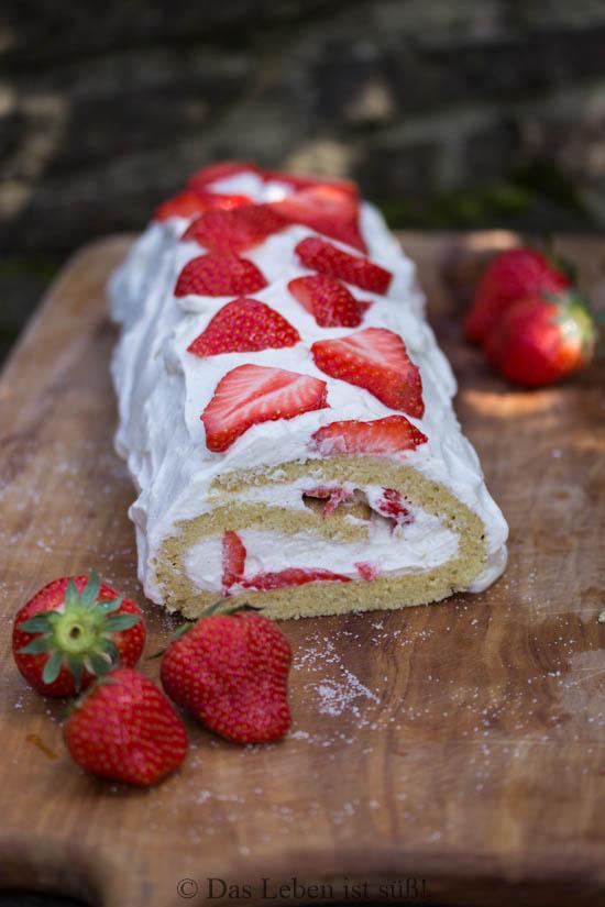 Rezeptbild: Erdbeer-Biskuit-Rolle