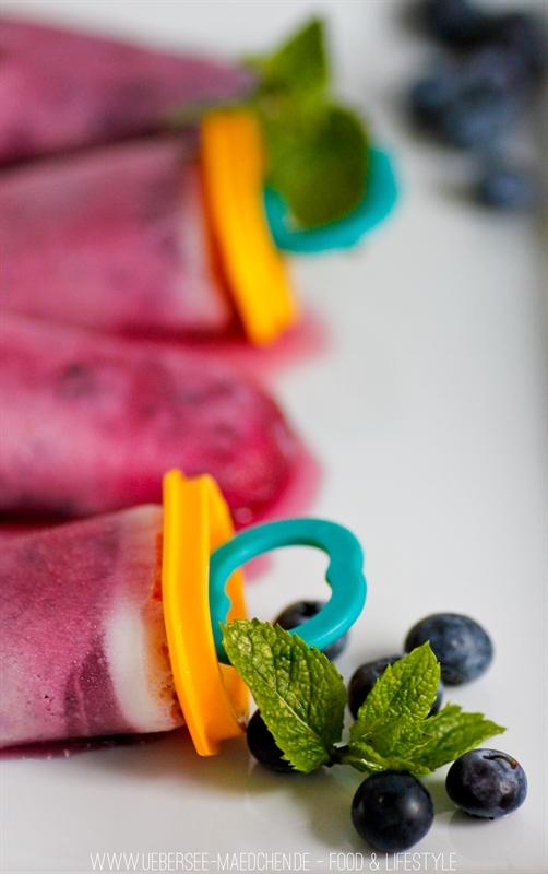 Rezeptbild: Buttermilch-Blaubeer-Eis am Stiel