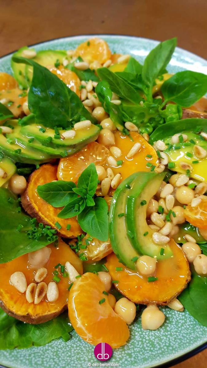 Rezeptbild: SÜSSKARTOFFEL-MANDARINEN-SALAT MIT AHORNSIRUP-DRESSING – VEGAN
