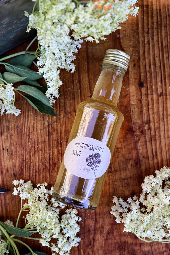 Rezeptbild: HOLUNDERBLÜTENSIRUP MIT ZITRONE UND LIMETTE