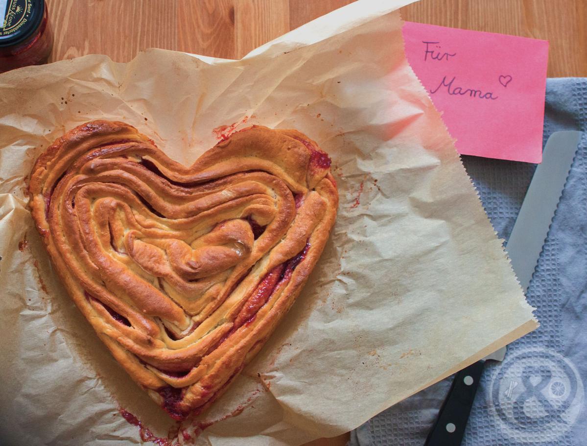 Rezeptbild: Hefekuchen mit fruchtiger Füllung