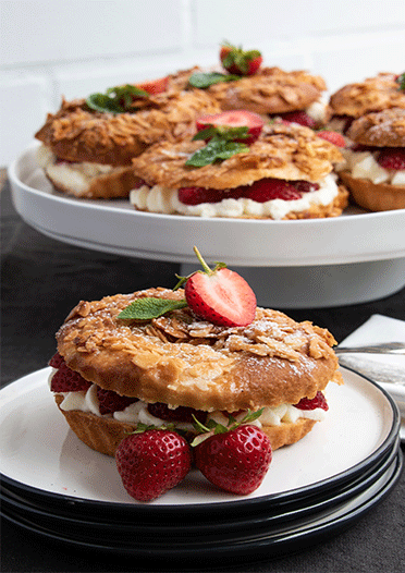 Rezeptbild: Bienenstich-Taler mit frischen Erdbeeren