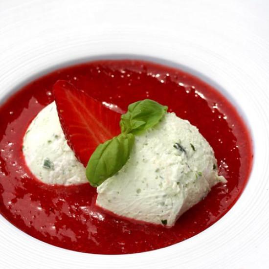 Rezeptbild: Basilikum-Mousse auf Erdbeerspiegel
