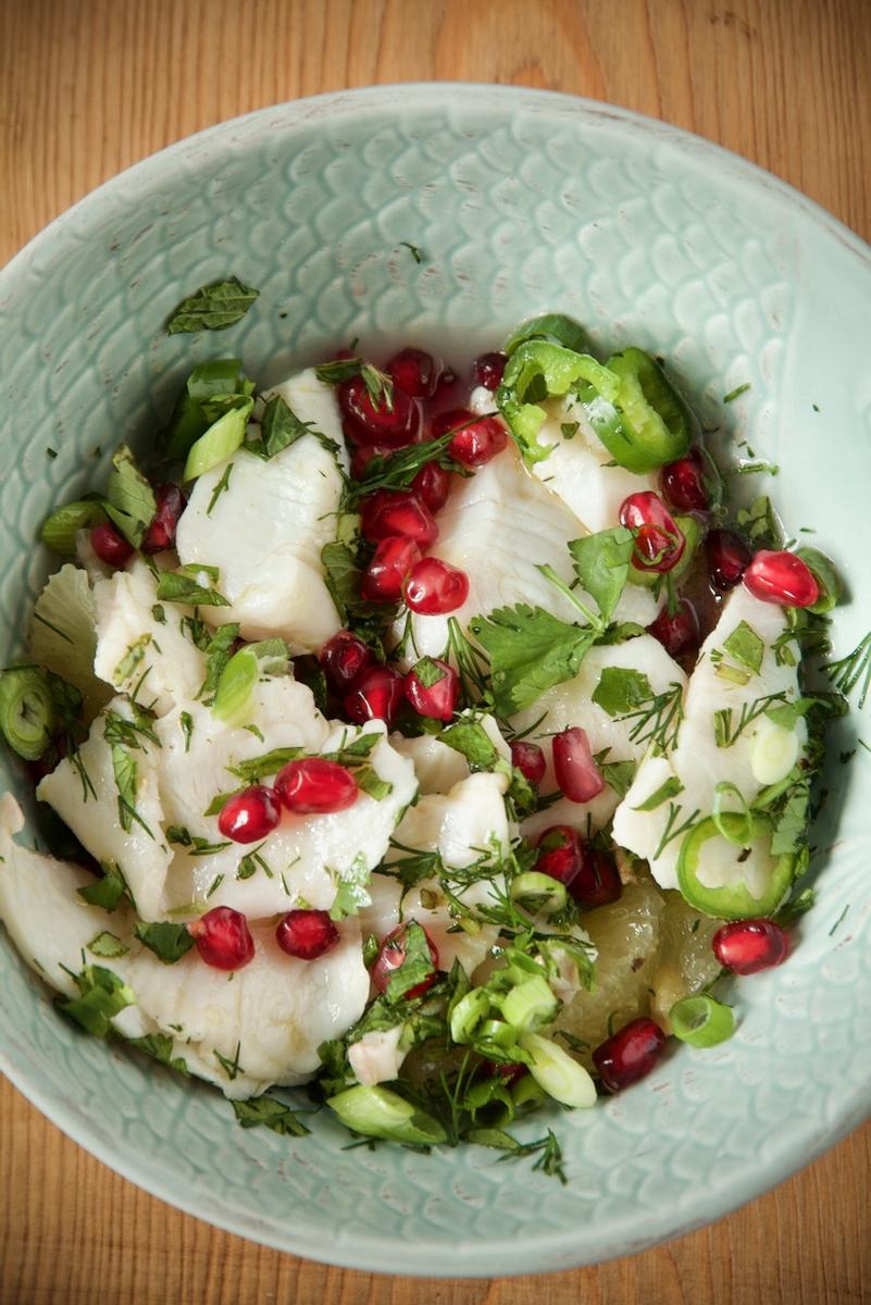 Rezeptbild: Ceviche vom Cobia mit Limu Shirin, Kräuter und Granatapfelkerne