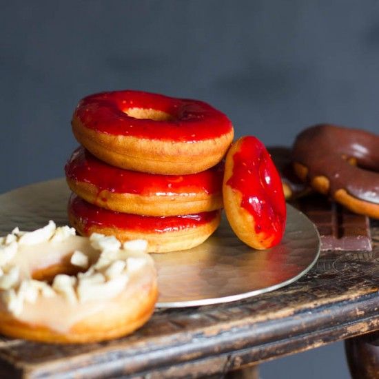 Rezeptbild: Frittierte Donuts mit verschiedenen Glasuren