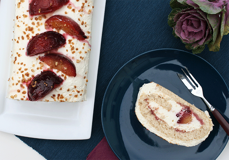 Rezeptbild: Zimt-Biskuitrolle mit Pflaumen