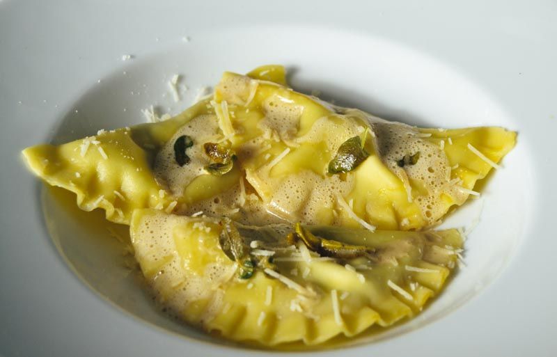 Rezeptbild: Steinpilz-Ravioli mit Salbei und Parmesan