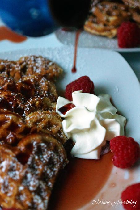 Rezeptbild: Dinkel-Gewürzwaffeln mit Cranberry-Sirup