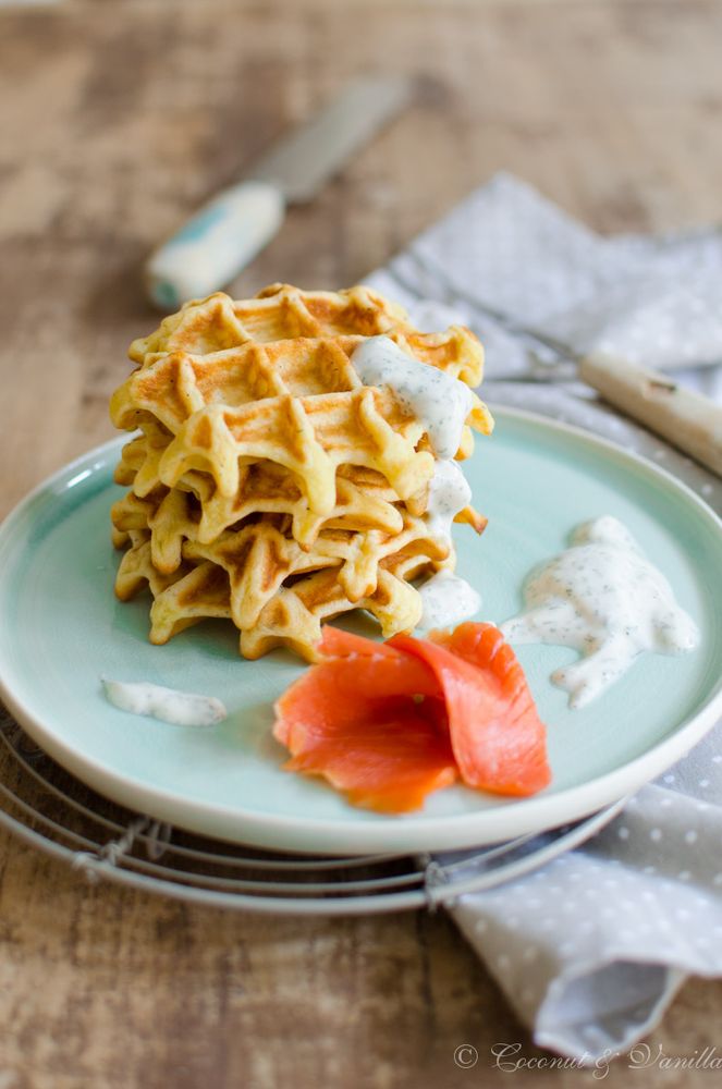 Rezeptbild: Kartoffelwaffeln mit geräuchertem Lachs und Dilldip