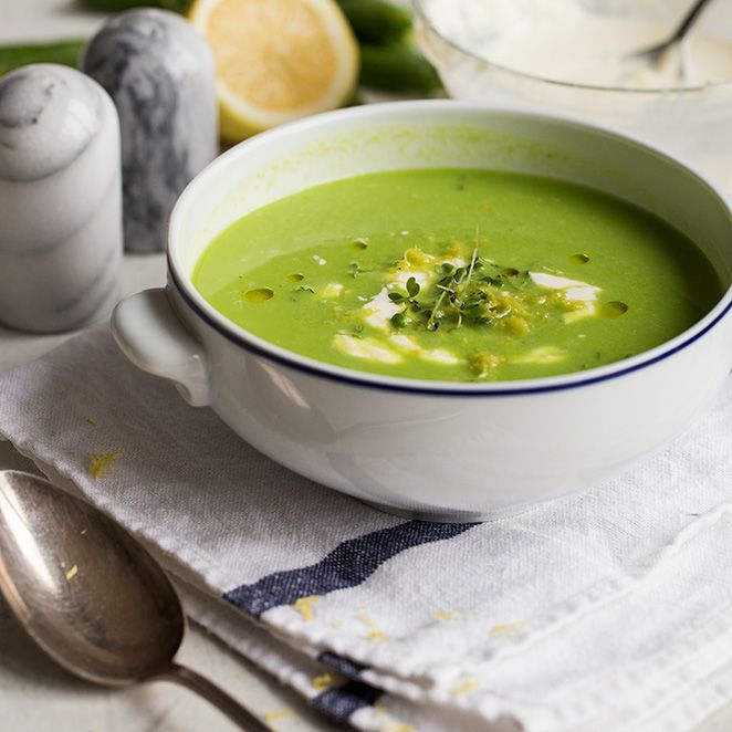 Rezeptbild: Erbsensuppe mit Zitronen-Crème-Fraîche