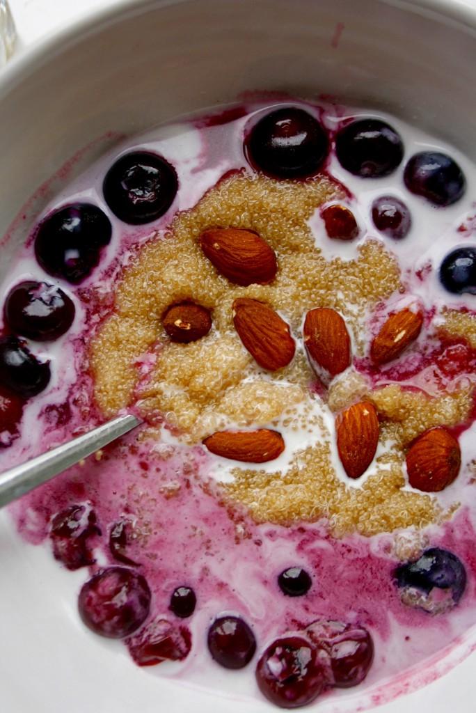 Rezeptbild: Amaranth-Porridge mit Blaubeer-Holunder-Kokos-Kompott