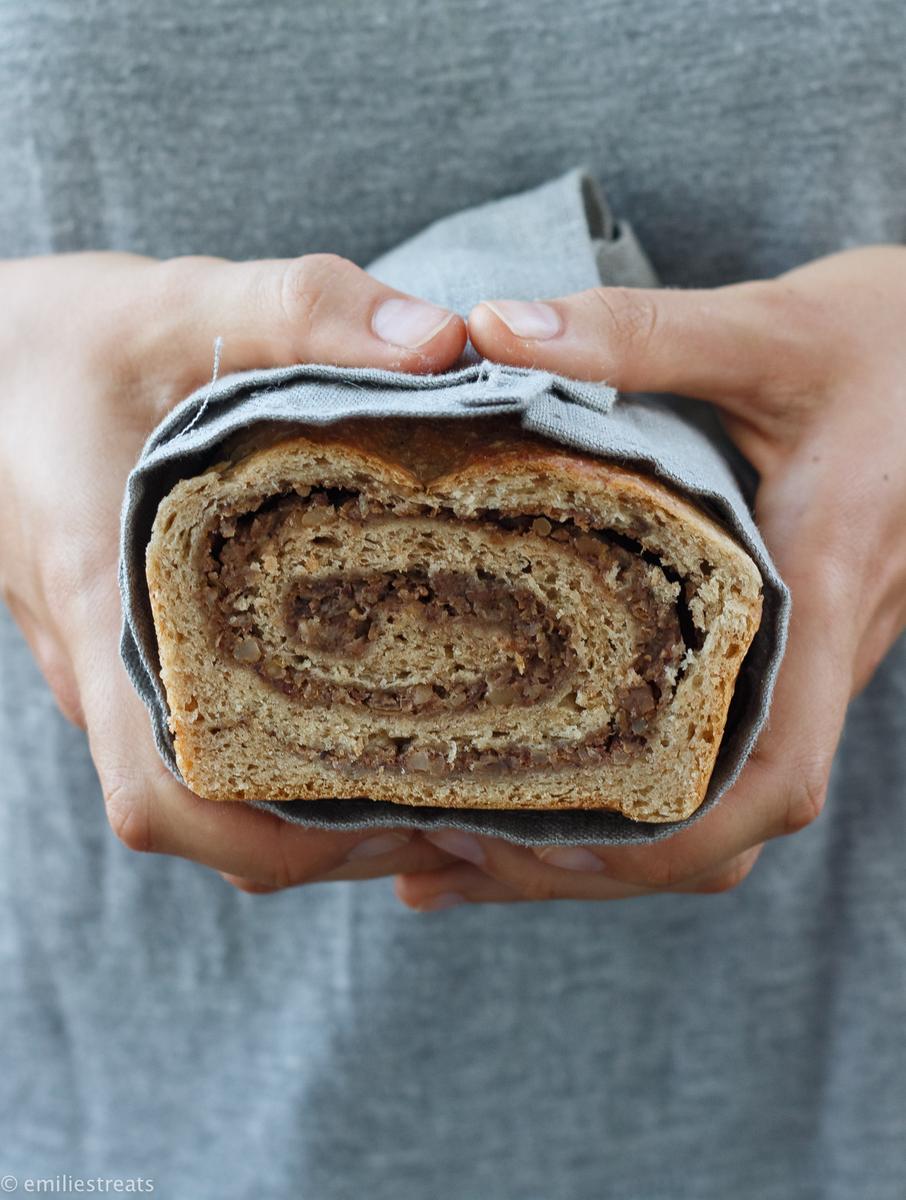 Rezeptbild: {Swirl-Brot} Bananenbrot aus Hefeteig mit saftiger Nuss-Zimt-Füllung