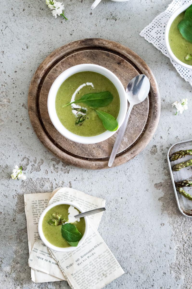 Rezeptbild: Spargelcremesuppe mit Spinat und Weißwein 