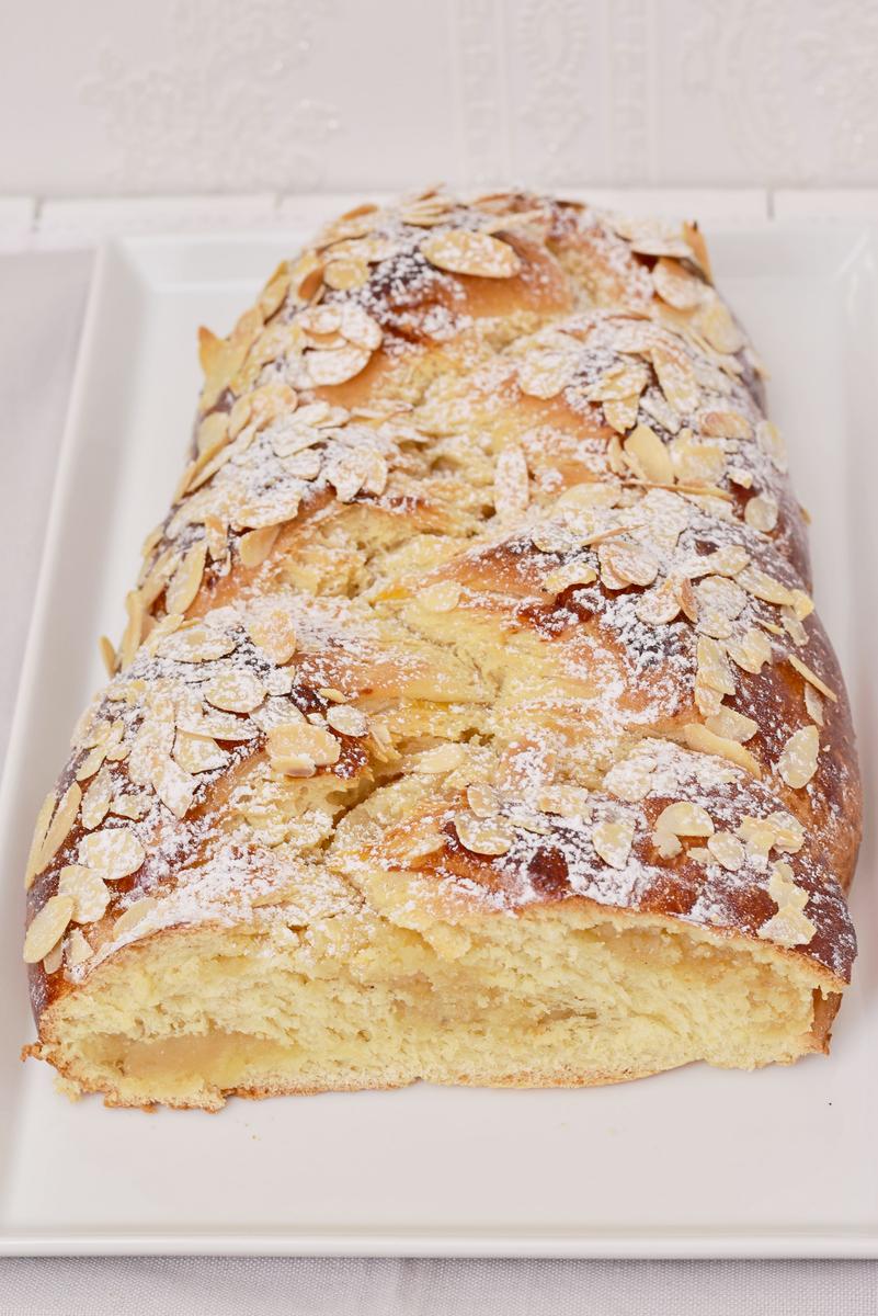 Rezeptbild: Einfacher Hefezopf mit Marzipan-Füllung