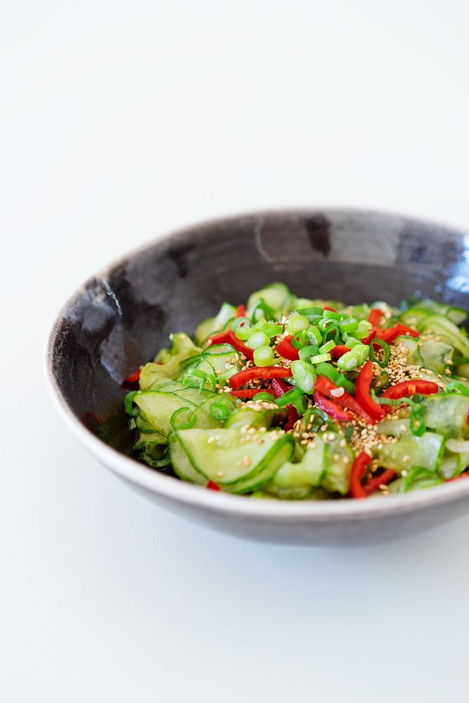 Rezeptbild: Gurkensalat mit Minze, Chili, Sesam und Sojasauce