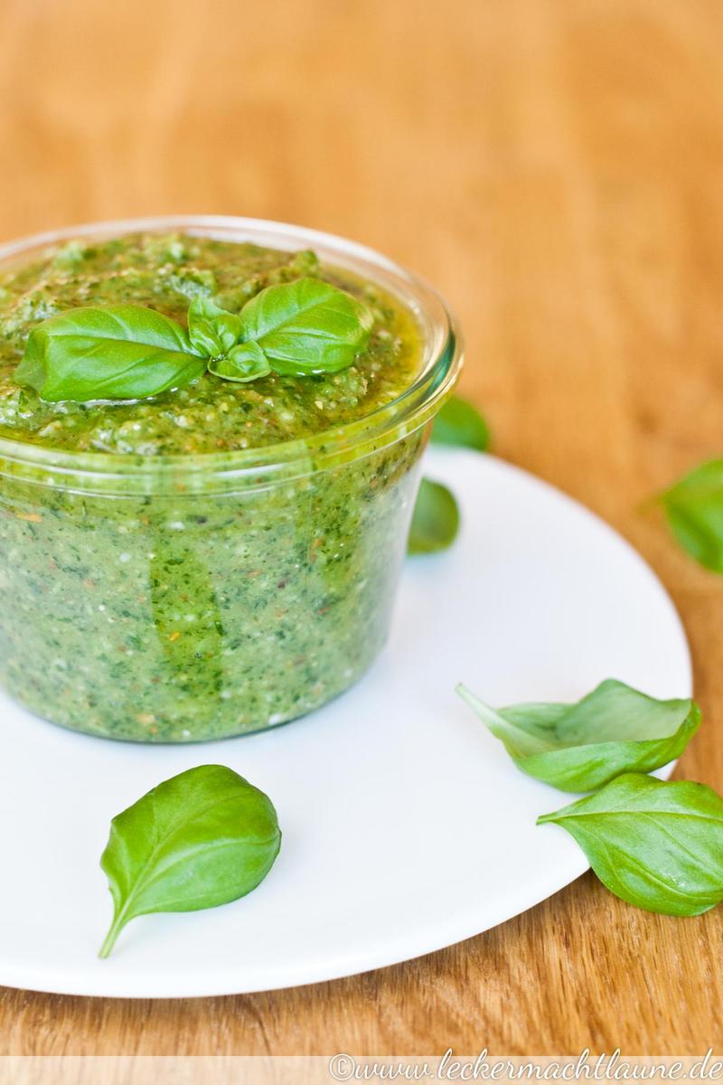 Rezeptbild: Basilikum-Pesto {pesto alla genovese}