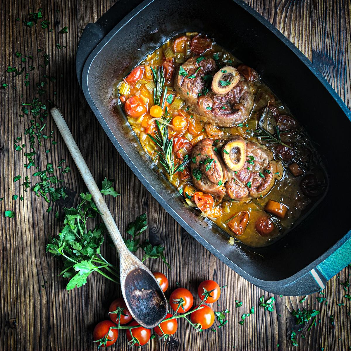 Rezeptbild: OSSOBUCO – SAFTIGE KALBSHAXEN AUS DEM OFEN