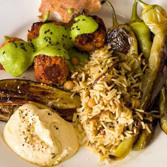 Rezeptbild: Mezze mit roten Linsenbällchen, Vadouvan-Reis, Hummus, Aubeginen und Spitzpaprika