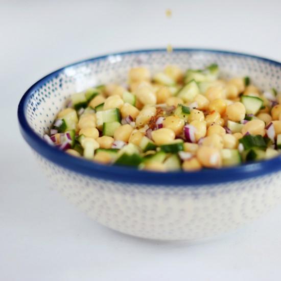 Rezeptbild: Kichererbsensalat mit Gurke und Chili-Dressing