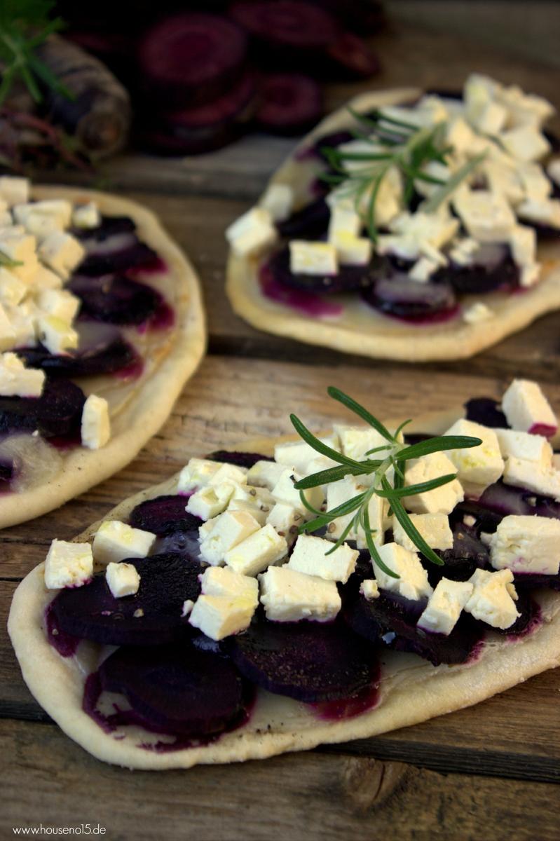 Rezeptbild: Violetter Möhren-Flammkuchen