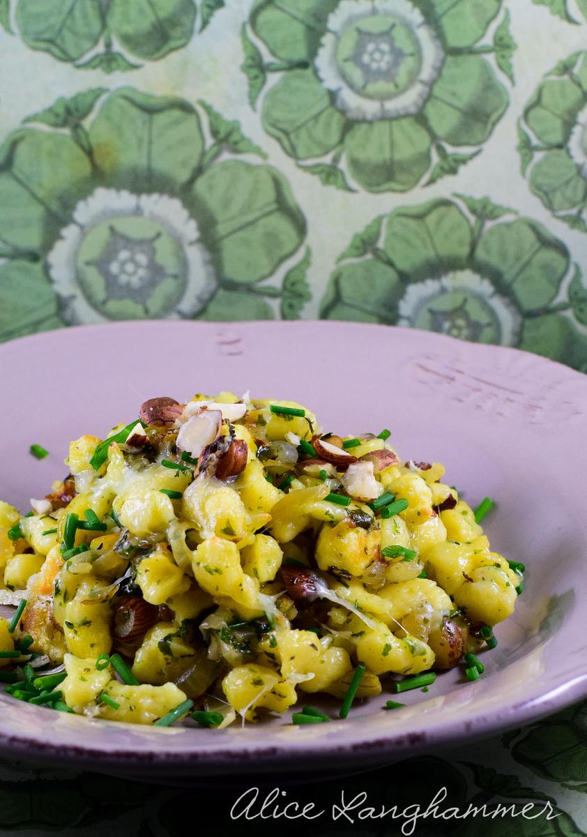 Rezeptbild: Kässpätzle mit Kräutern, Haselnüssen und Röstzwiebeln