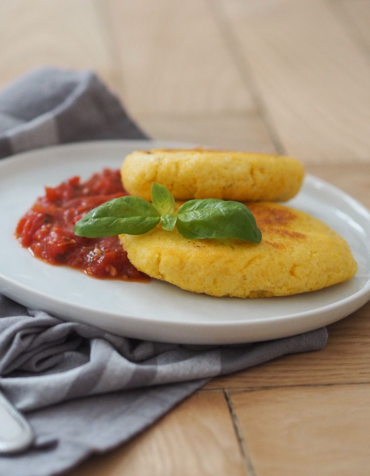 Rezeptbild: Polentalaibchen mit mediterraner Tomatensauce