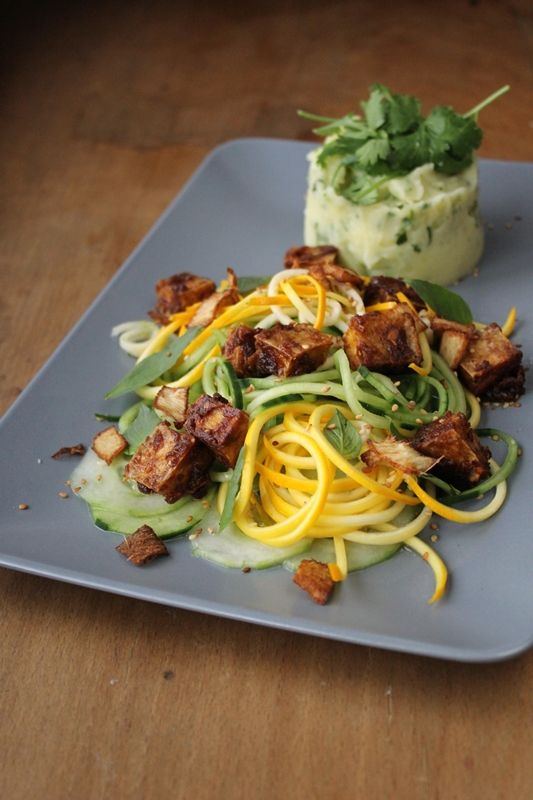 Rezeptbild: Knuspriger Erdnusstofu mit Gurken-Zucchinisalat und Koriander-Kartoffelpüree