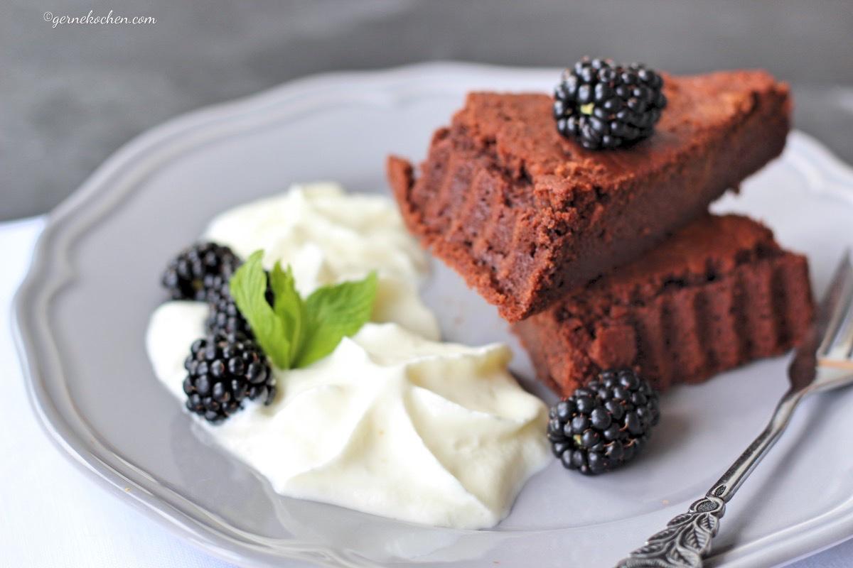 Rezeptbild: Fondant au Chocolat mit weißem Schokoladen-Joghurt Espuma 