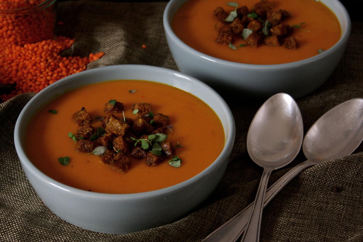 Rezeptbild: Kürbis-Linsen-Suppe mit knusprigen Croûtons