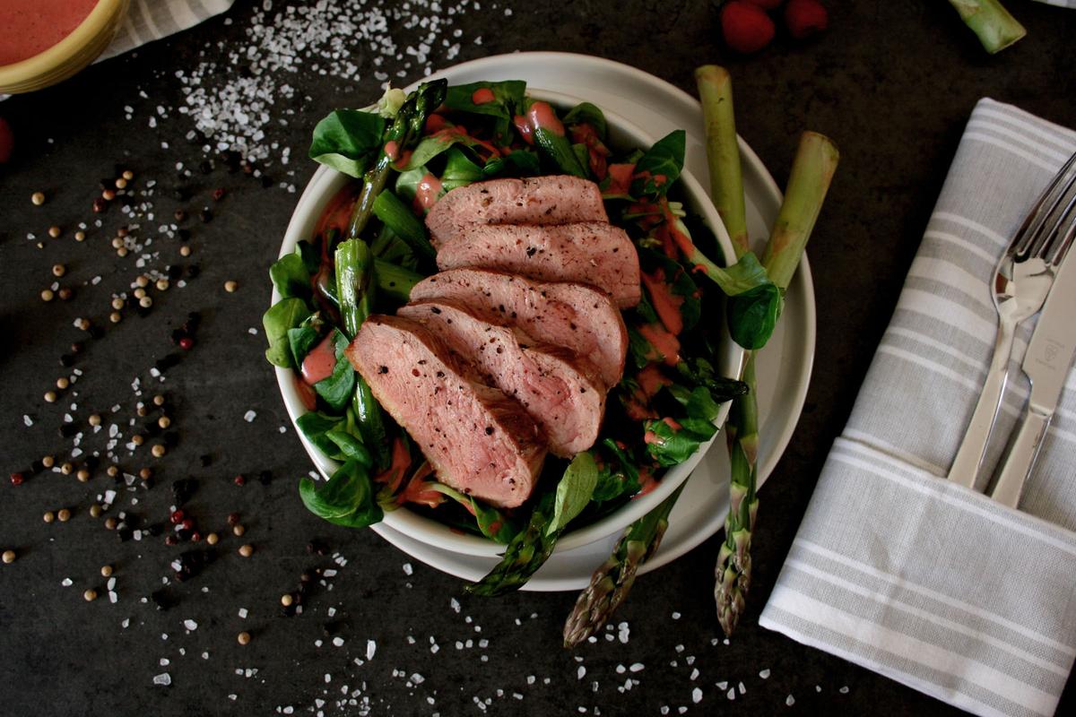 Rezeptbild: Saftige Entenbrust & grüner Spargel auf Feldsalat