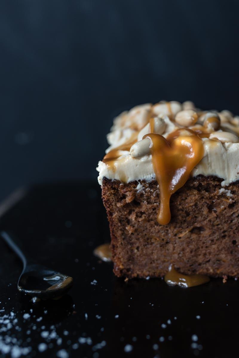 Rezeptbild: Süßkartoffelkuchen mit dunkler Schokolade, Erdnussbutter und Salzkaramellfrosting