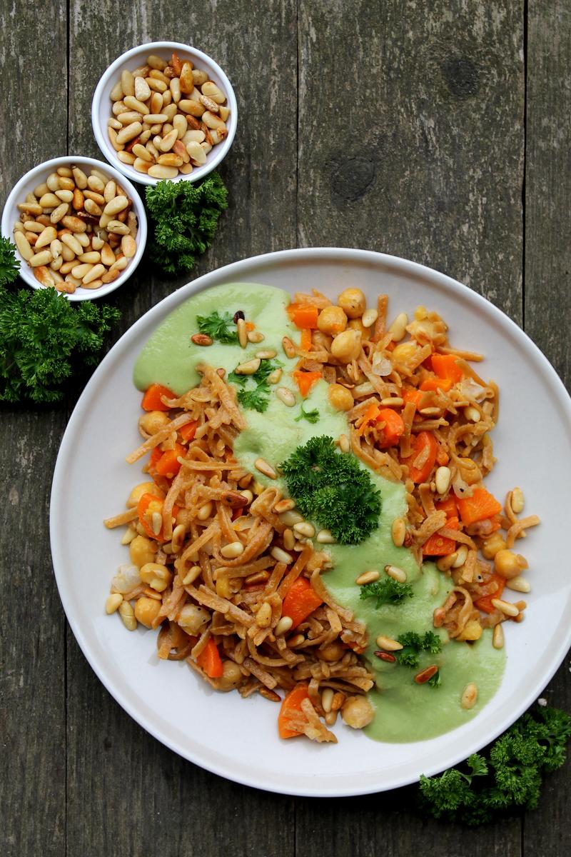 Rezeptbild: Gebratene Nudeln mit Kichererbsen und Karotten in Avocado-Kokos-Ingwer-Sauce
