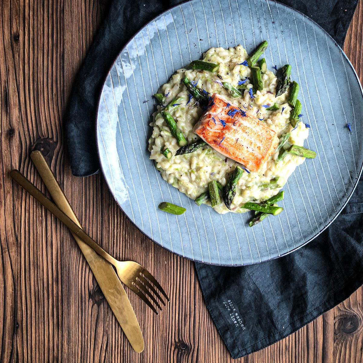 Rezeptbild: CREMIGER SPARGELRISTOTTO MIT LACHSFILET