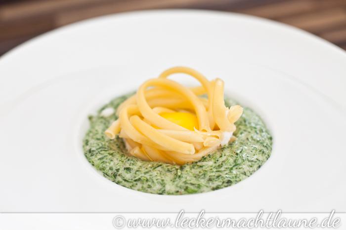 Rezeptbild: Makkaroni-Spiegelei auf Creme-Spinat