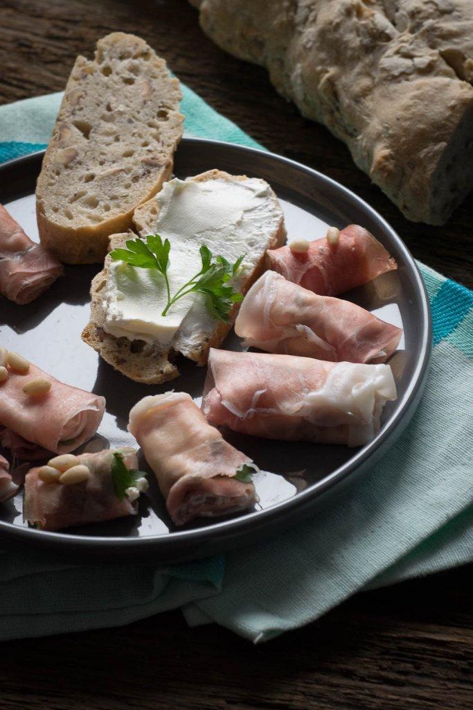 Rezeptbild: Leckeres Haselnuss Ciabatta mit Parmaschinken Röllchen