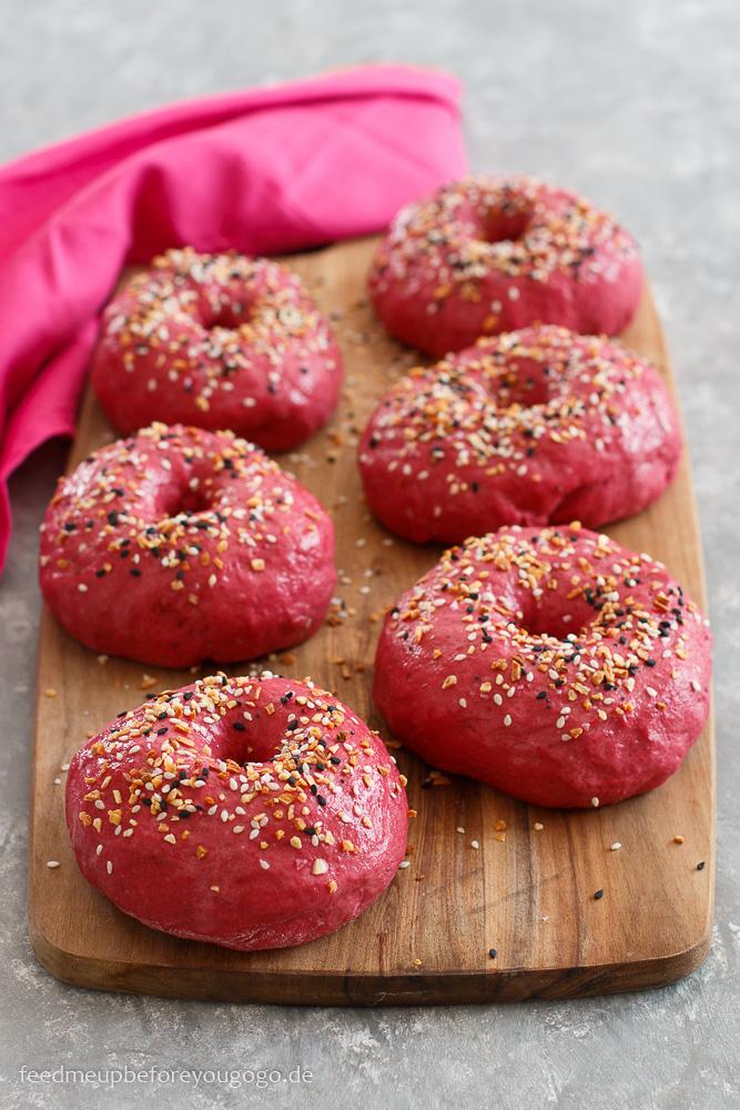 Rezeptbild: Rote-Bete-Bagels mit Jalapeño-Koriander-Frischkäse
