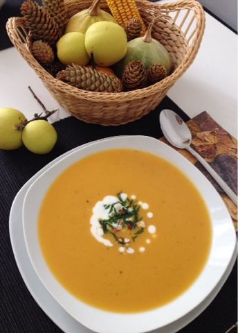 Rezeptbild: Süßkartoffelsuppe mit Buttermilch und frischen Kräutern