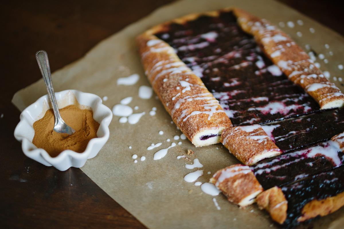 Rezeptbild: KANELSTREIFEN MIT HEIDELBEERMARMELADE
