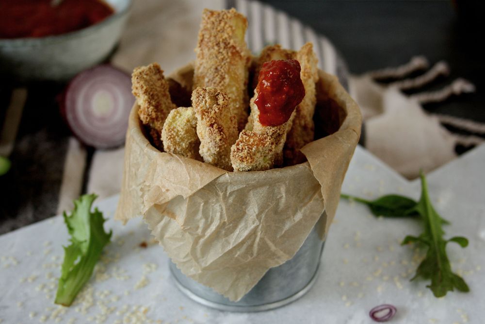 Rezeptbild: Gesunde Zucchini Sticks mit aromatischer Paprikasauce