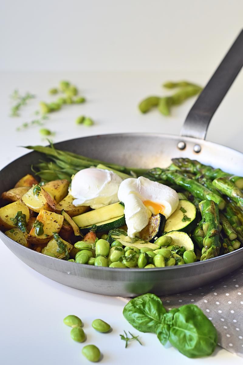 Rezeptbild: Grüne Gemüse Pfanne mit pochiertem Ei